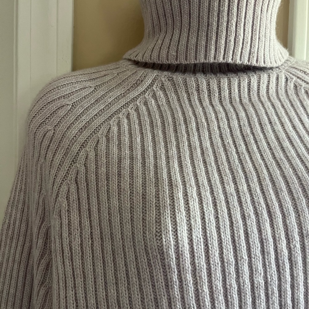 H&M sweater - Picture 3 of 4
